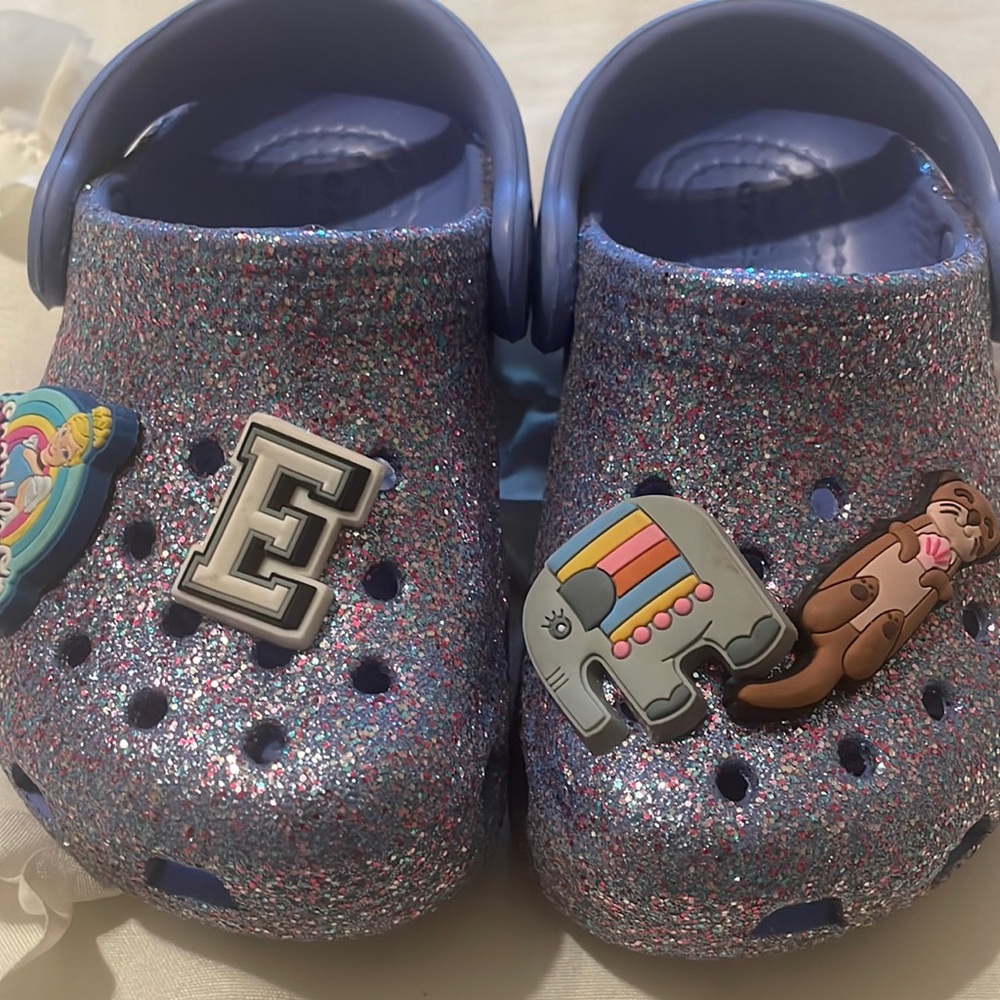 baby crocs with charms included